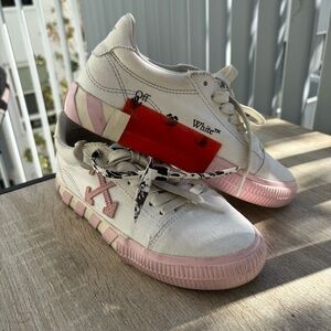 Off-White Women's Pink and White Sneakers